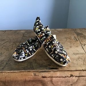 Size 6M Tom’s espadrilles